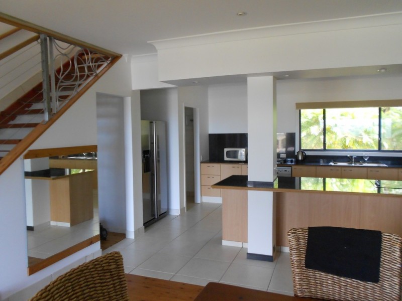 2-4 LOVELL PDE, Lamb Island QLD 4184