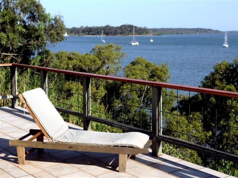 8 EMILY CRESCENT, Macleay Island QLD 4184
