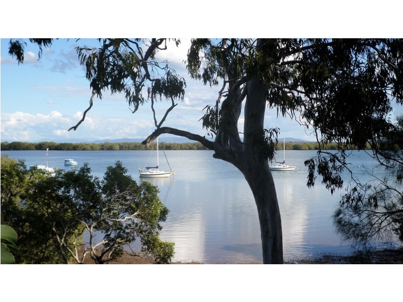 102 Western Rd, Macleay Island QLD 4184