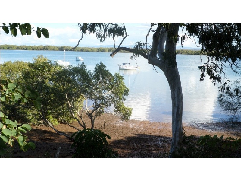 102 Western Rd, Macleay Island QLD 4184