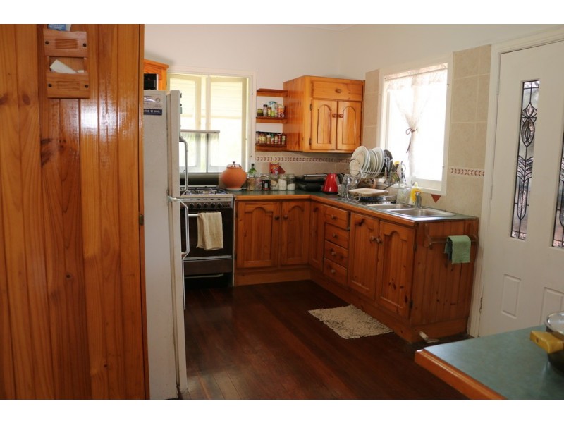 1 Oomool Street, Macleay Island QLD 4184