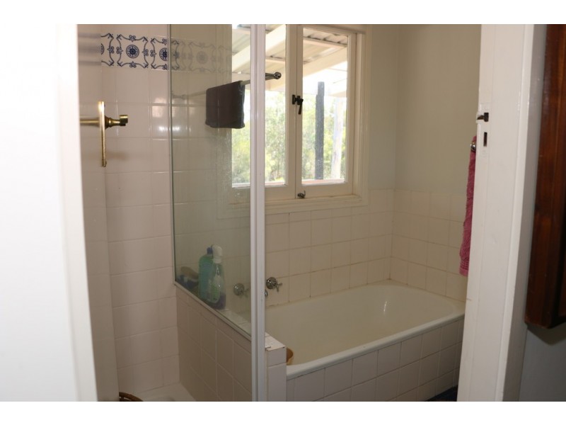 1 Oomool Street, Macleay Island QLD 4184