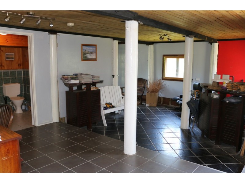 1 Oomool Street, Macleay Island QLD 4184