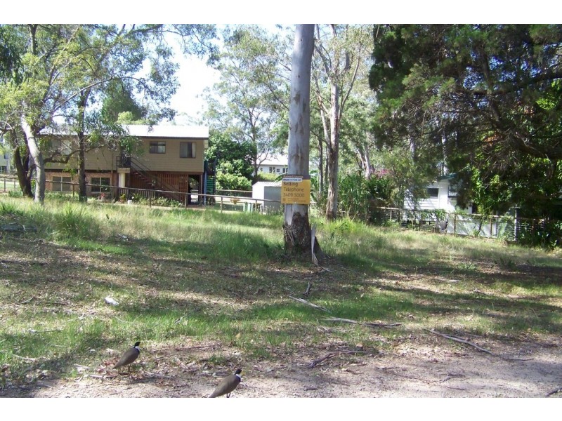 8 BOXWOOD AV, Lamb Island QLD 4184