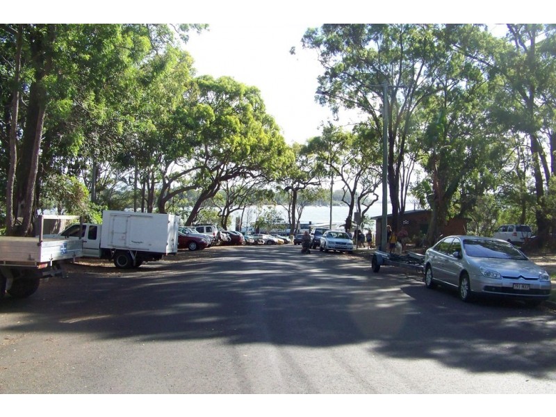 6-8 LUCAS DR, Lamb Island QLD 4184