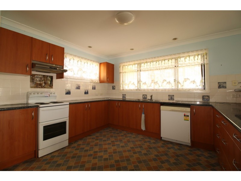 10 CURLEW STREET, Macleay Island QLD 4184