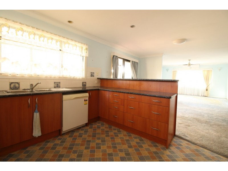 10 CURLEW STREET, Macleay Island QLD 4184