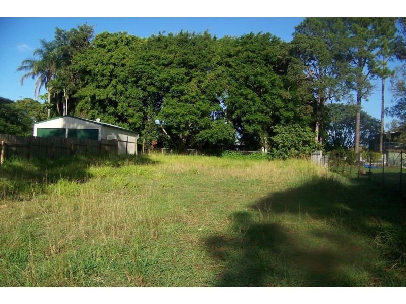 17 PINE AV, Lamb Island QLD 4184