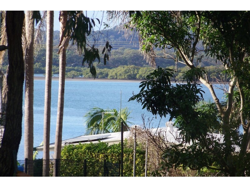 26 LUCAS DR, Lamb Island QLD 4184