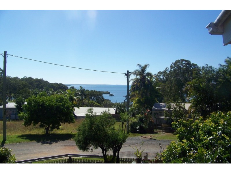 2 WOBUR ST, Lamb Island QLD 4184