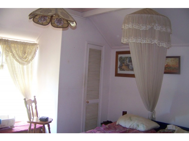 2 WOBUR ST, Lamb Island QLD 4184