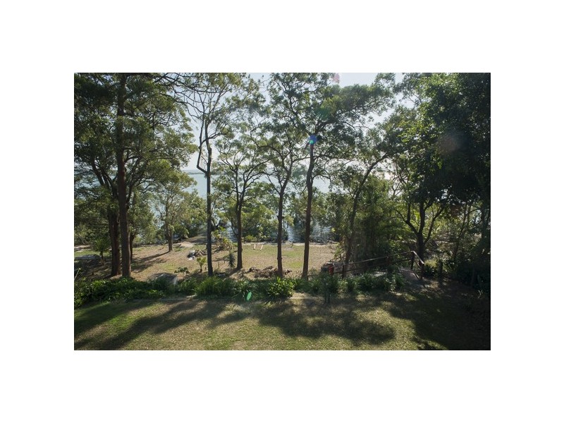 21 Coast Rd, Macleay Island QLD 4184