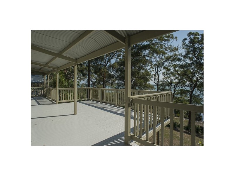 21 Coast Rd, Macleay Island QLD 4184