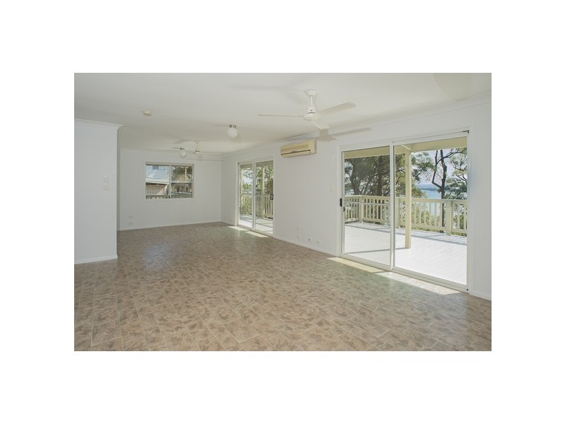 21 Coast Rd, Macleay Island QLD 4184