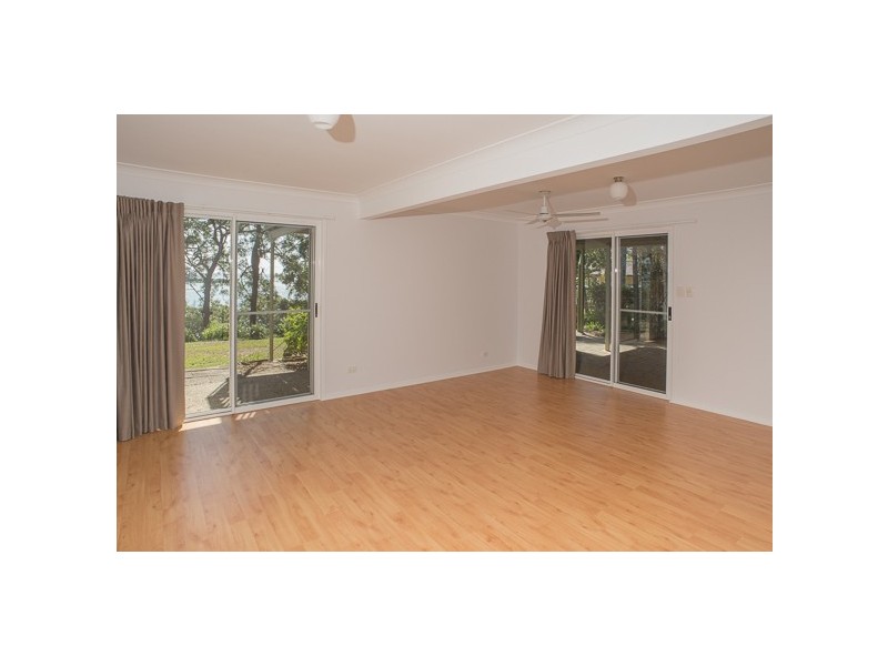 21 Coast Rd, Macleay Island QLD 4184