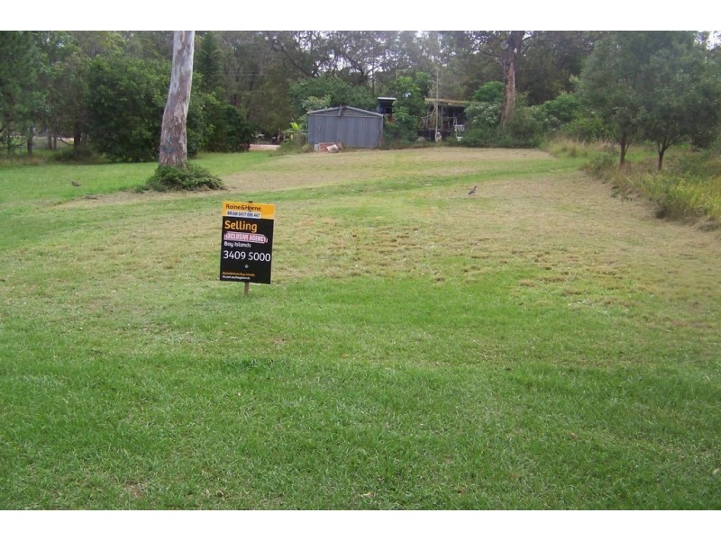 16 WYENA AVENUE, Lamb Island QLD 4184