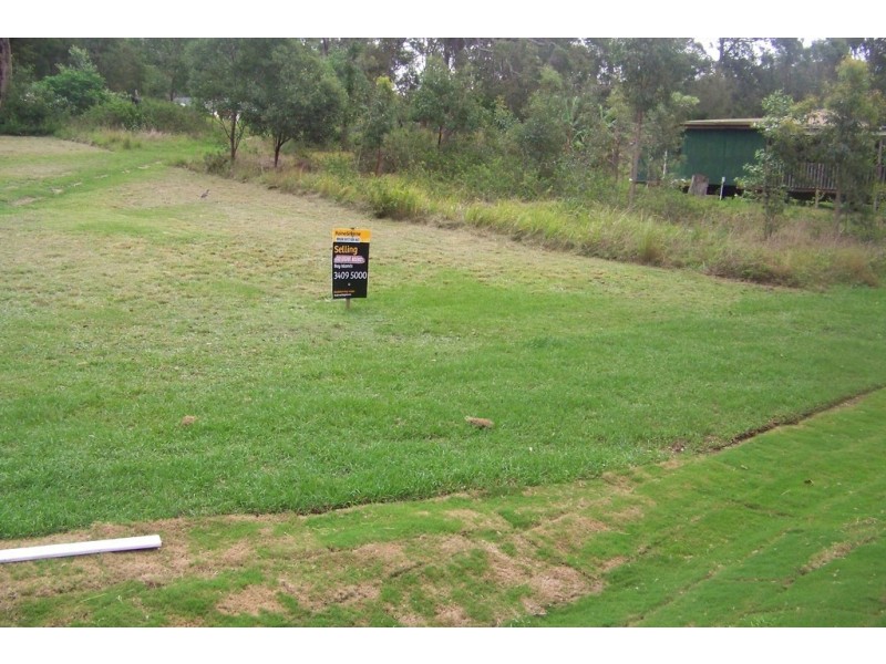 16 WYENA AVENUE, Lamb Island QLD 4184