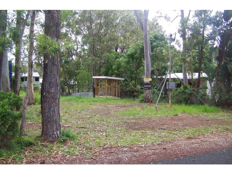 10 PINE AVENUE, Lamb Island QLD 4184