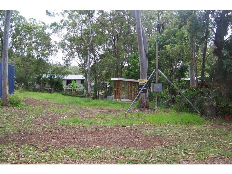 10 PINE AVENUE, Lamb Island QLD 4184