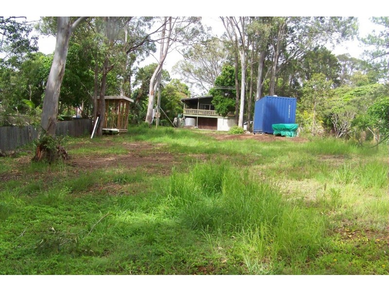 10 PINE AVENUE, Lamb Island QLD 4184