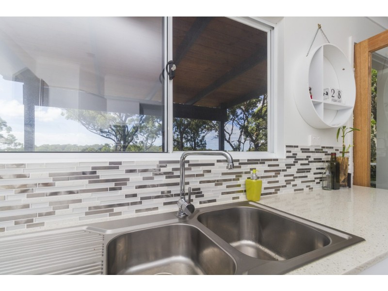 2 WATERSIDE DRIVE, Macleay Island QLD 4184