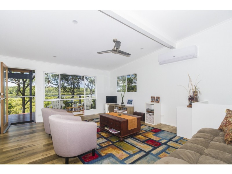 2 WATERSIDE DRIVE, Macleay Island QLD 4184