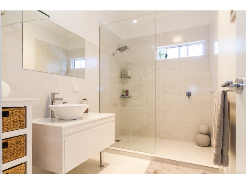 2 WATERSIDE DRIVE, Macleay Island QLD 4184