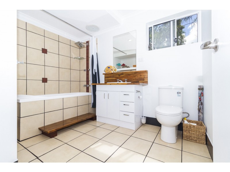 2 WATERSIDE DRIVE, Macleay Island QLD 4184