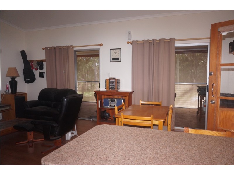 6 Brolga St, Macleay Island QLD 4184