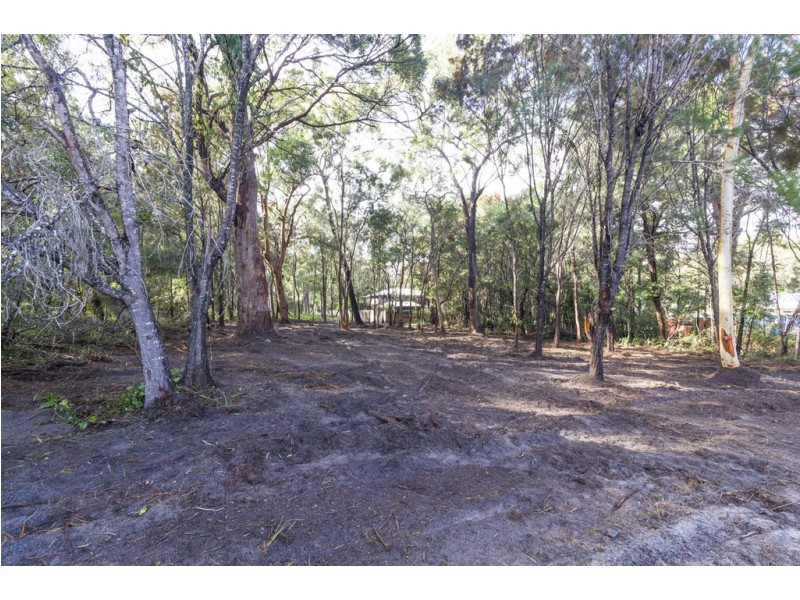 8 PRESIDENT TERRACE, Macleay Island QLD 4184