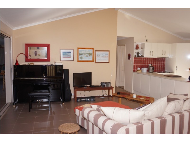 37 Kardinia street, Macleay Island QLD 4184
