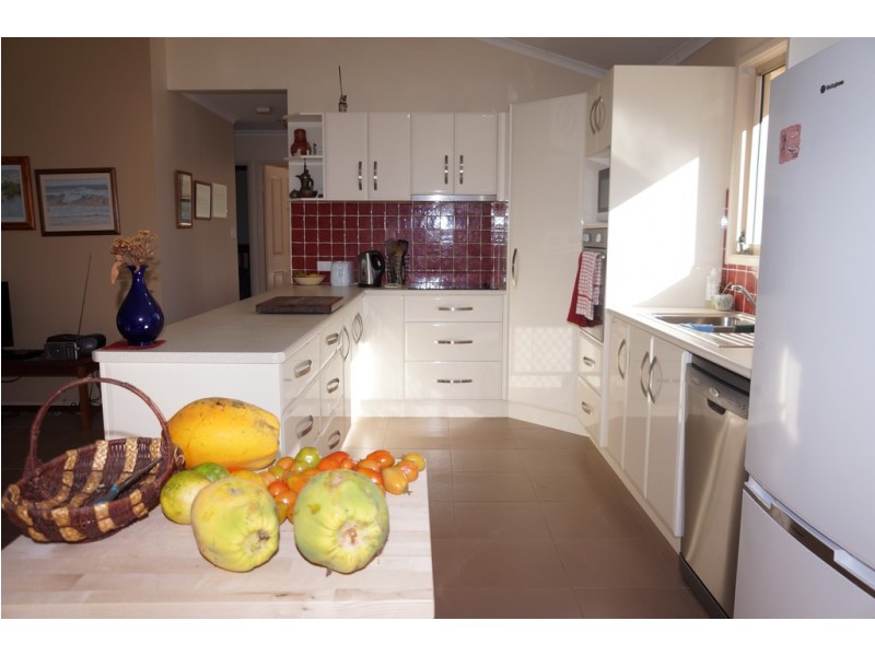 37 Kardinia street, Macleay Island QLD 4184