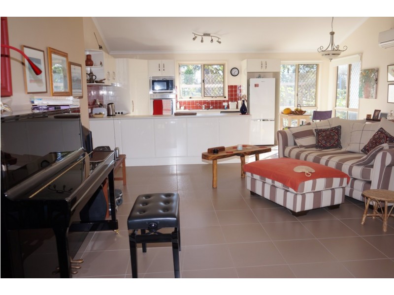 37 Kardinia street, Macleay Island QLD 4184