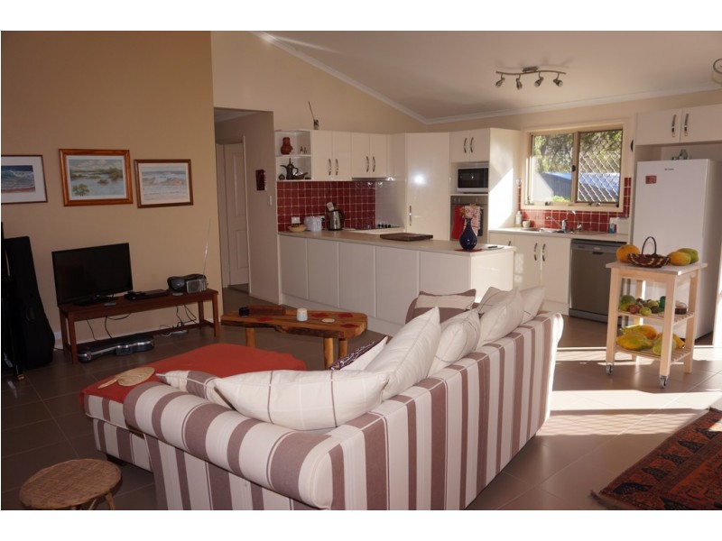 37 Kardinia street, Macleay Island QLD 4184