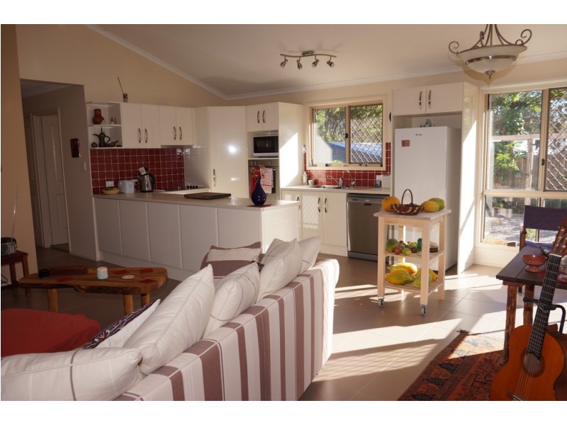 37 Kardinia street, Macleay Island QLD 4184