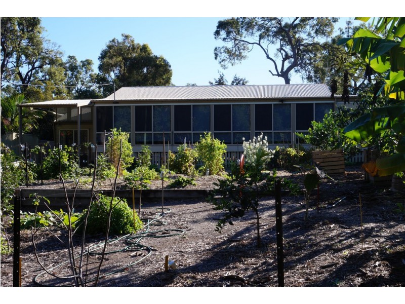 37 Kardinia street, Macleay Island QLD 4184