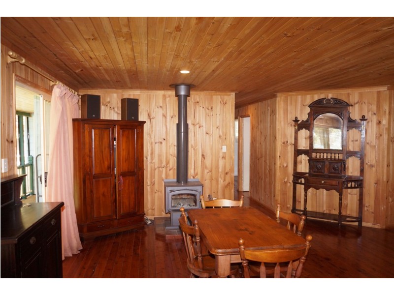 28 Kevin St, Macleay Island QLD 4184