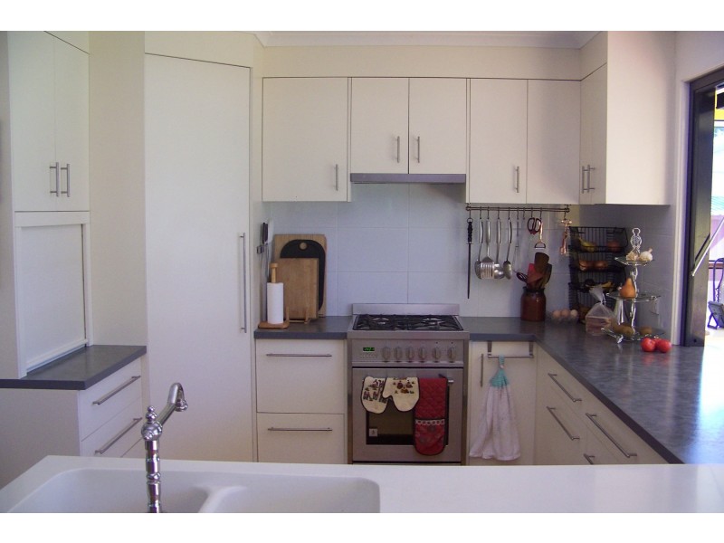 3 HELEN PARADE, Lamb Island QLD 4184