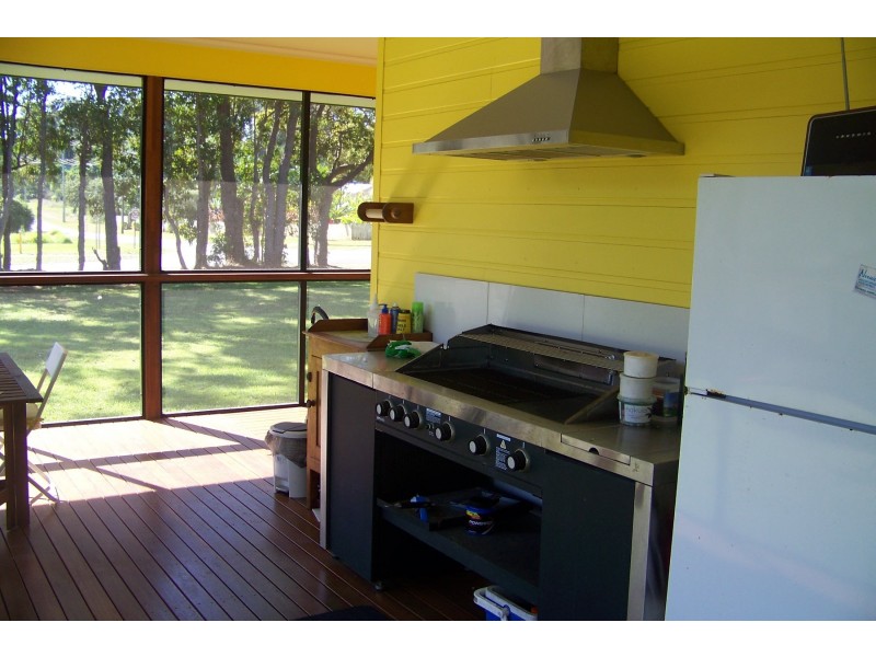 3 HELEN PARADE, Lamb Island QLD 4184