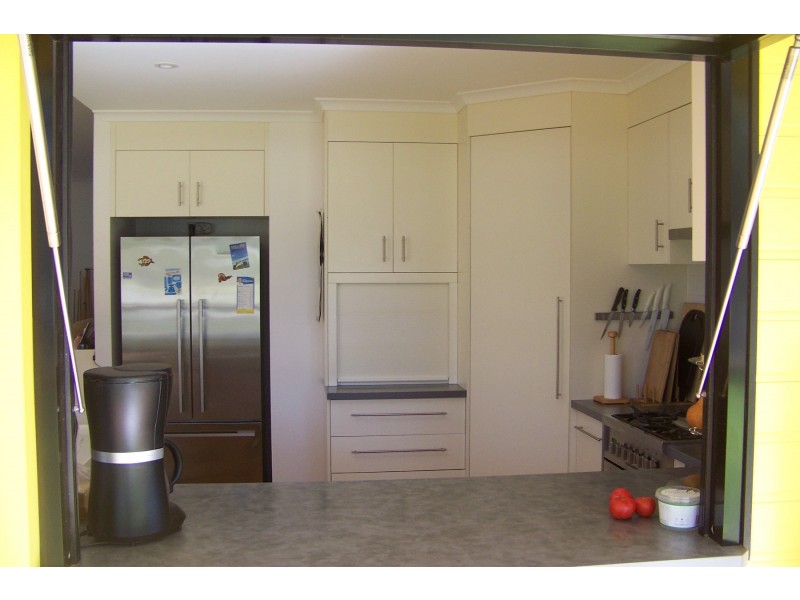 3 HELEN PARADE, Lamb Island QLD 4184