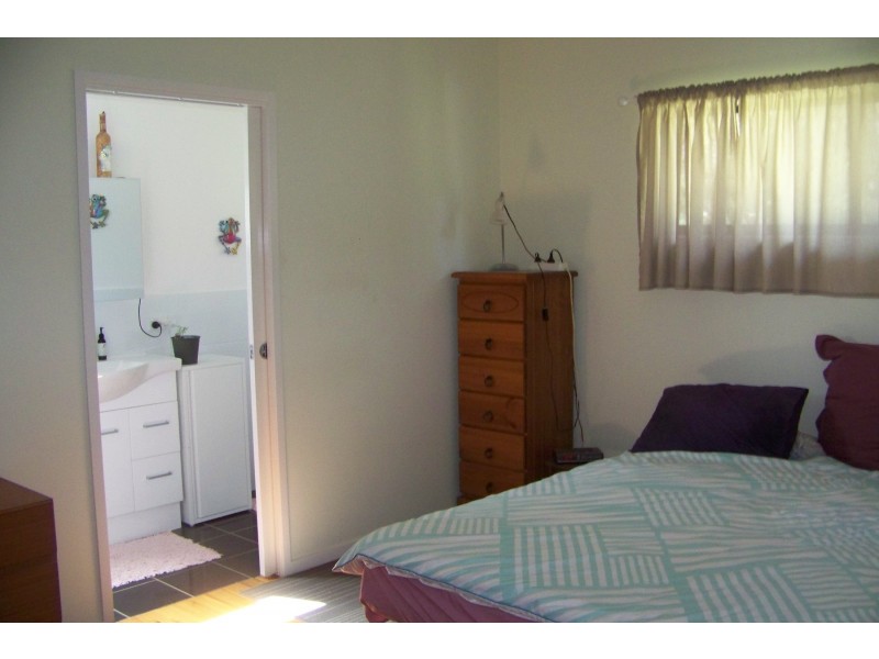 3 HELEN PARADE, Lamb Island QLD 4184