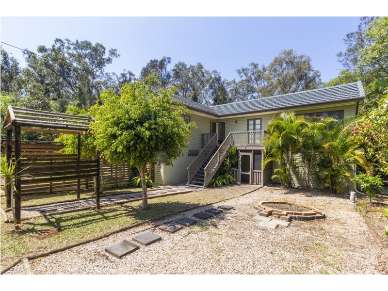 6 THOMAS STREET, Macleay Island QLD 4184