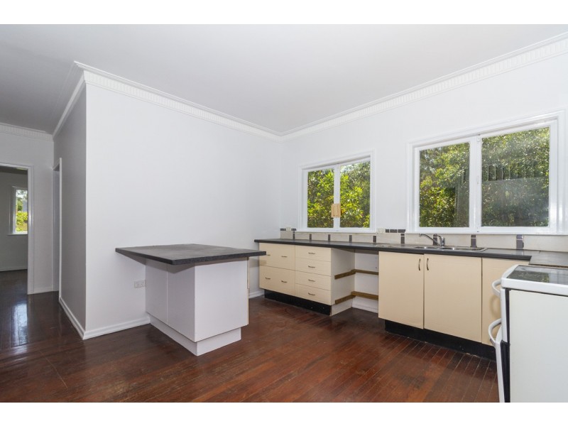 6 THOMAS STREET, Macleay Island QLD 4184