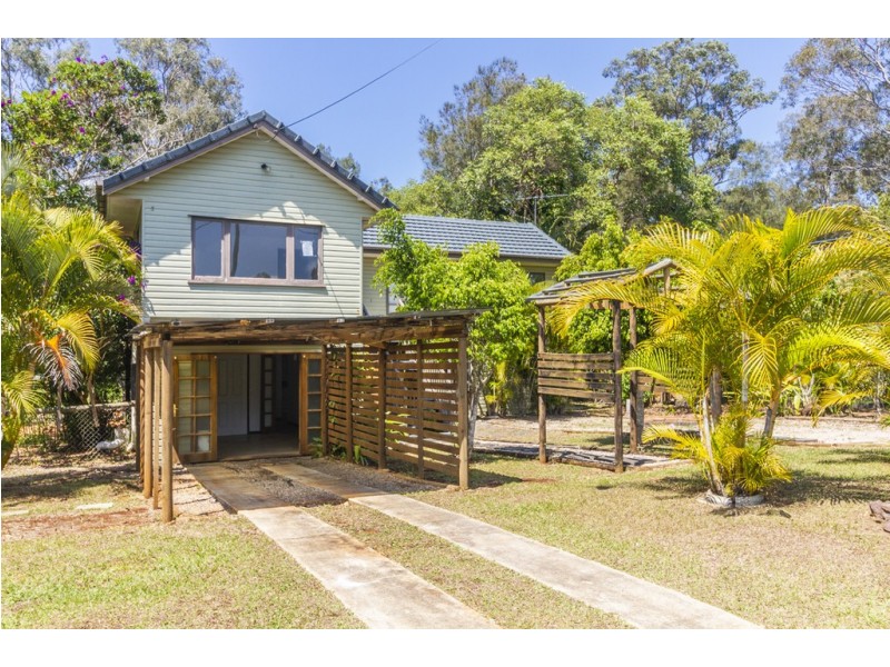 6 THOMAS STREET, Macleay Island QLD 4184