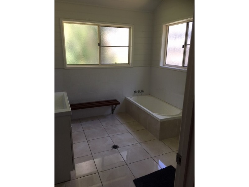 28 Blue Bay Crescent, Macleay Island QLD 4184