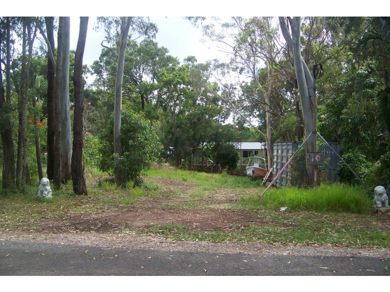 10 PINE AV, Lamb Island QLD 4184