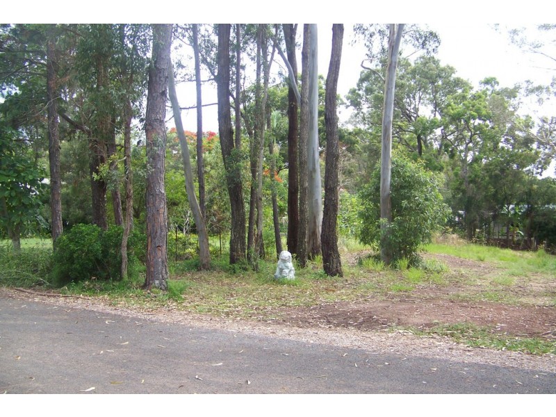 10 PINE AV, Lamb Island QLD 4184