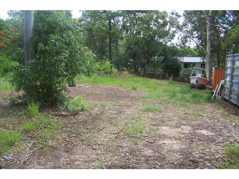 10 PINE AV, Lamb Island QLD 4184