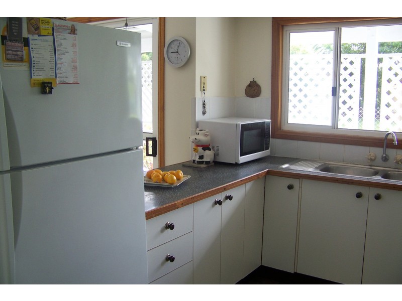 8 MICHAEL AVENUE, Lamb Island QLD 4184