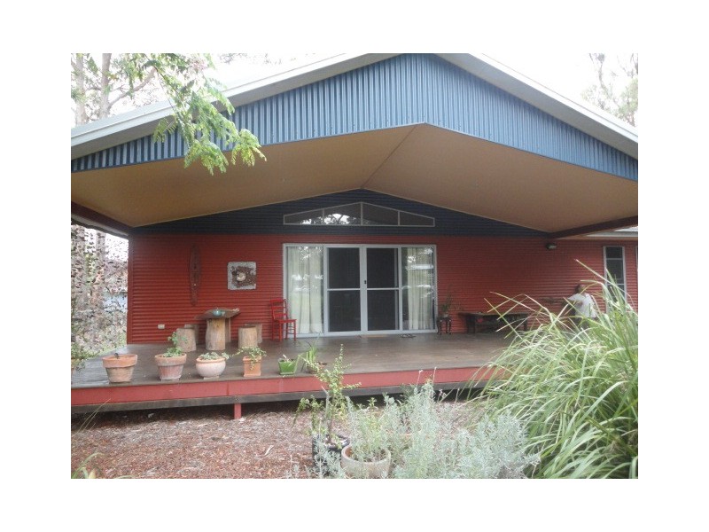 10 UDARA ST, Macleay Island QLD 4184